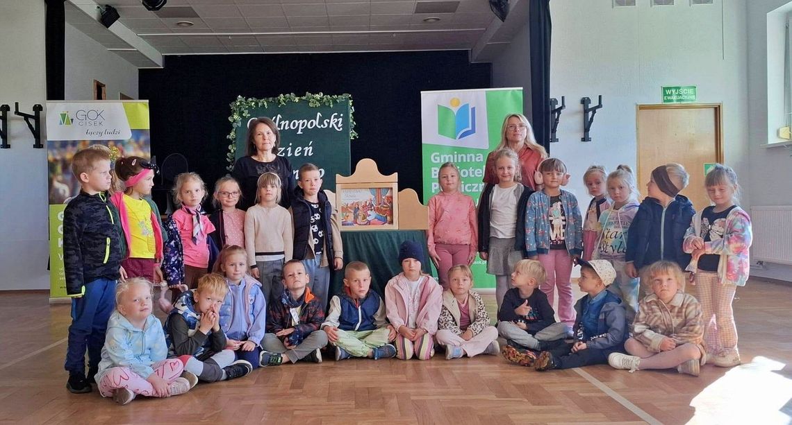 Obchody Ogólnopolskiego Dnia Głośnego Czytania w Cisku. ZDJĘCIA Obchody Ogólnopolskiego Dnia Głośnego Czytania w Cisku. ZDJĘCIA