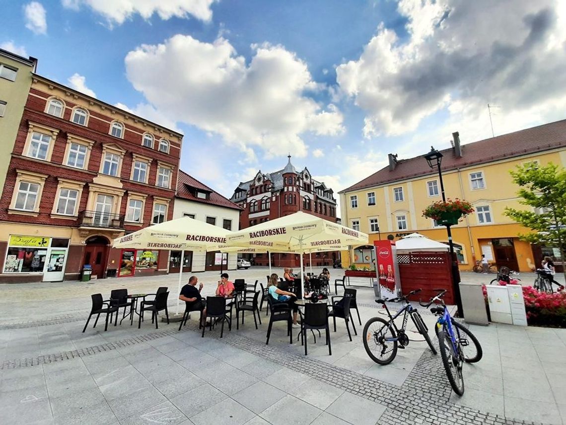 Ogródek piwny na rynku w Koźlu okazał się przysłowiowym strzałem w dziesiątkę. Klientela dopisuje. FILMY I ZDJĘCIA