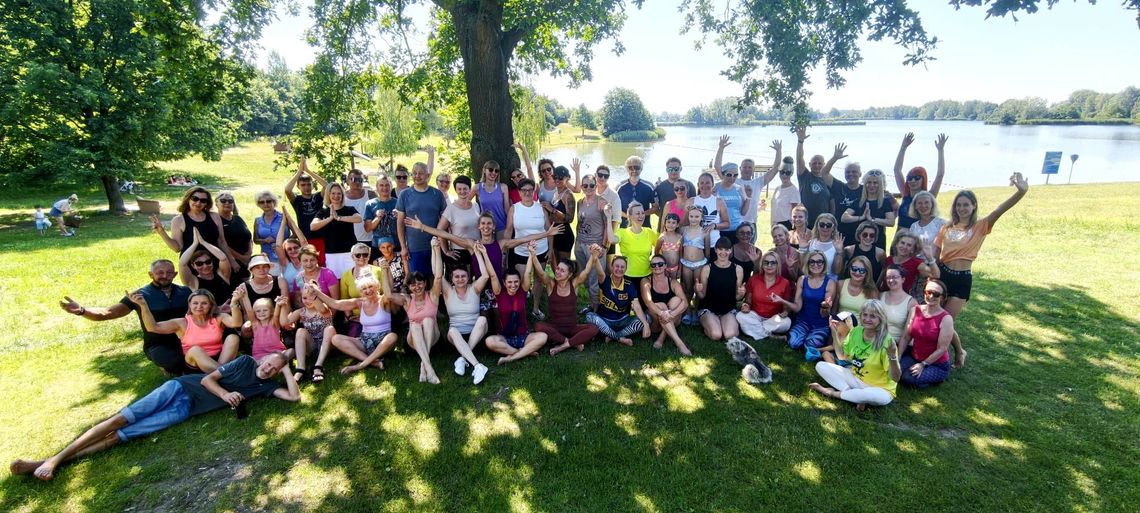 Około 70 joginów opanowało plażę nad akwenem Dębowa. ZDJĘCIA Około 70 joginów opanowało plażę nad akwenem Dębowa. ZDJĘCIA