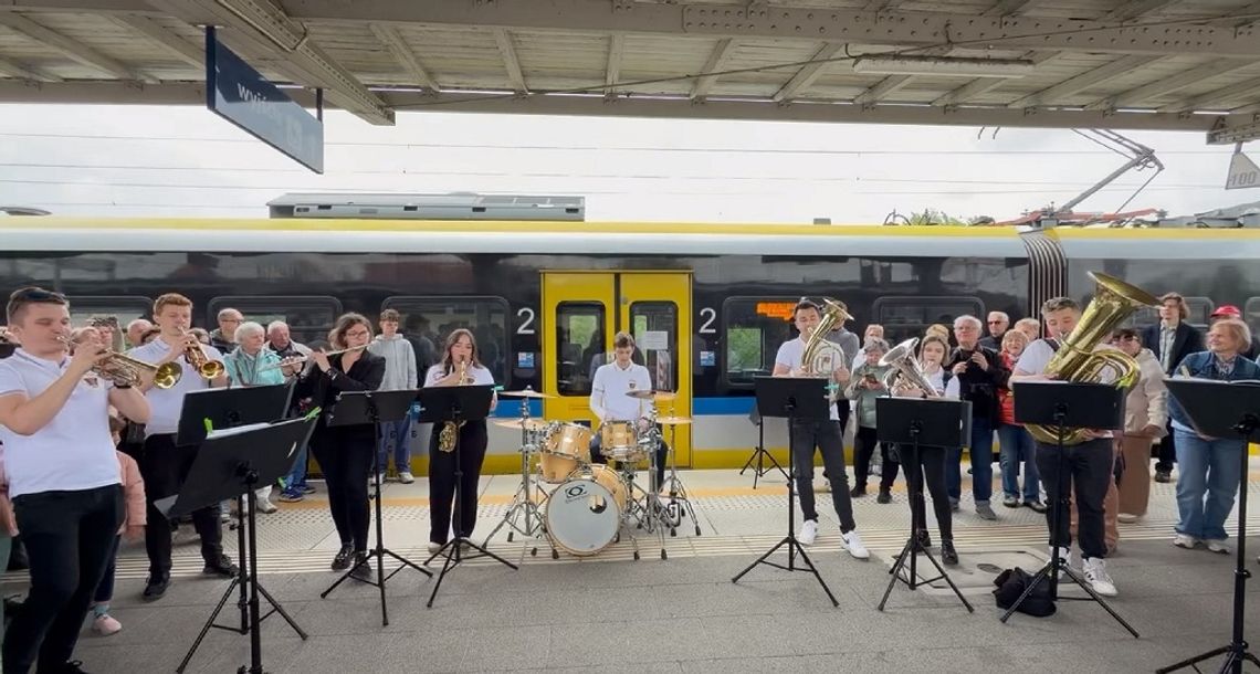 Opolski Ekspres Dęty znów pomknął po kędzierzyńsko-kozielskich torach. FILM Opolski Ekspres Dęty znów pomknął po kędzierzyńsko-kozielskich torach. FILM