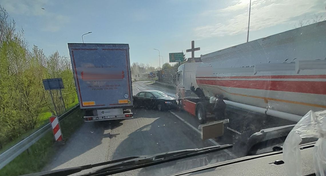 Osobówka zderzyła się z autocysterną w okolicy ronda Milenijnego Osobówka zderzyła się z autocysterną w okolicy ronda Milenijnego