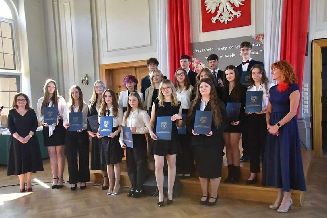 Maturzyści pożegnali szkolne mury. Przed nimi egzaminy i spełnianie marzeń. ZDJĘCIA