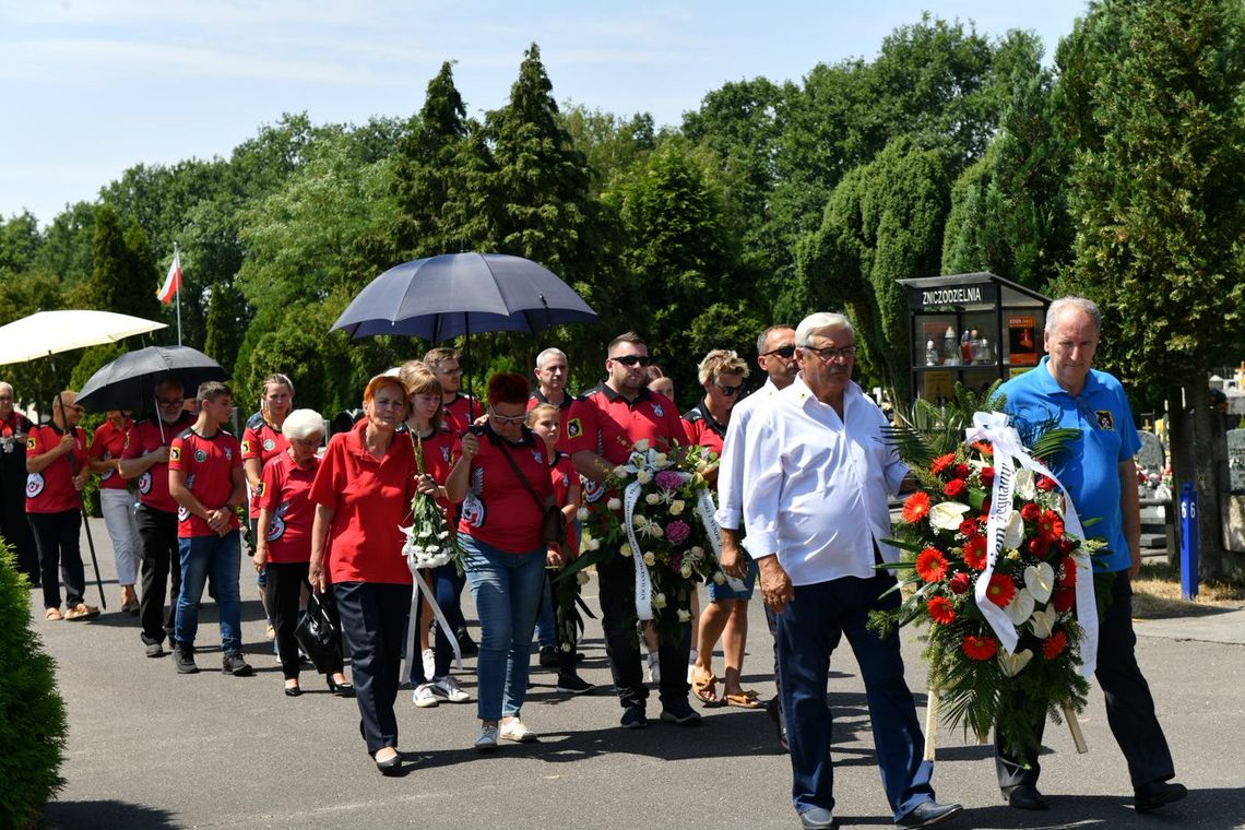 Ostatnia meta Jacka Nowaka na cmentarzu Ostatnia meta Jacka Nowaka na cmentarzu