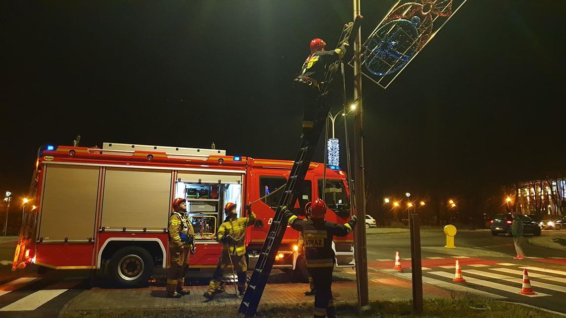 Ozdoba świąteczna urwała się z latarni. Interweniowali strażacy