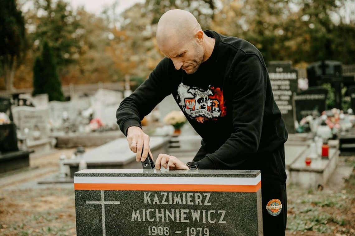 Pamięć o bohaterach nie przemija. Wolontariusze zadbali o groby zasłużonych Polaków Pamięć o bohaterach nie przemija. Wolontariusze zadbali o groby zasłużonych Polaków