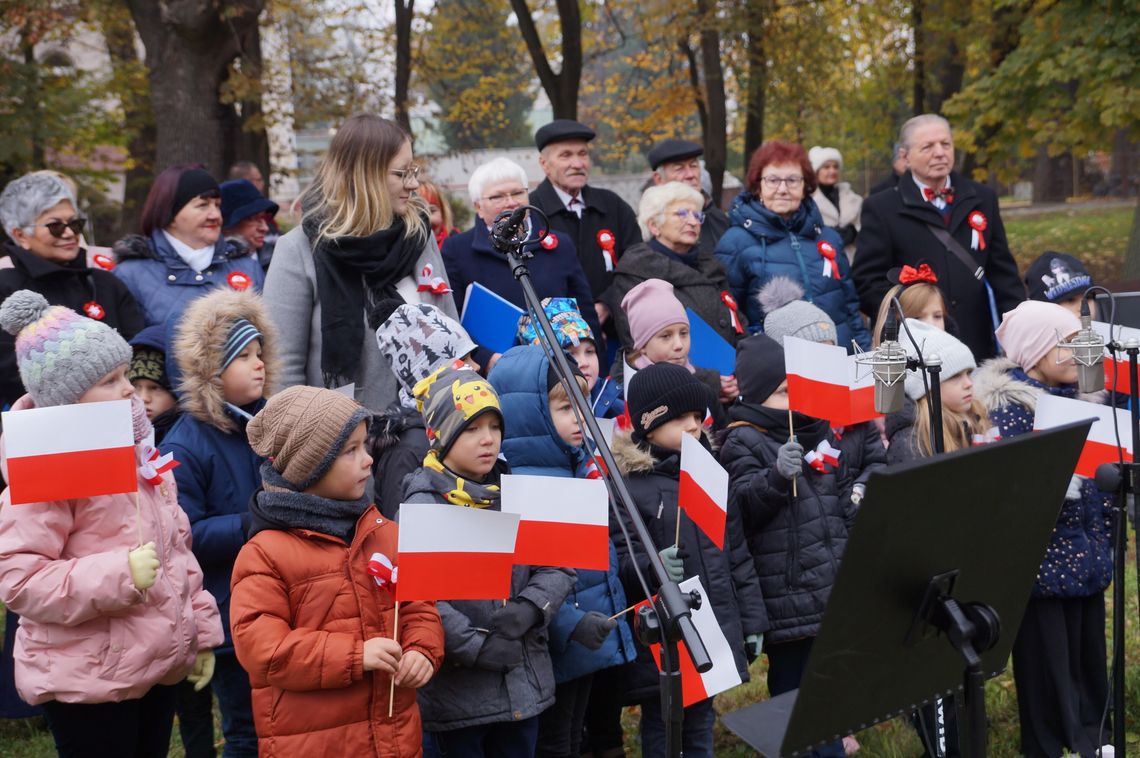 Patriotycznie i międzypokoleniowo na miejskich obchodach Święta Niepodległości. ZDJĘCIA