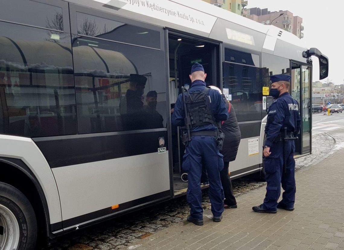 Patrole policji wspierają służby sanitarne w walce z rozprzestrzenianiem się pandemii w Kędzierzynie-Koźlu