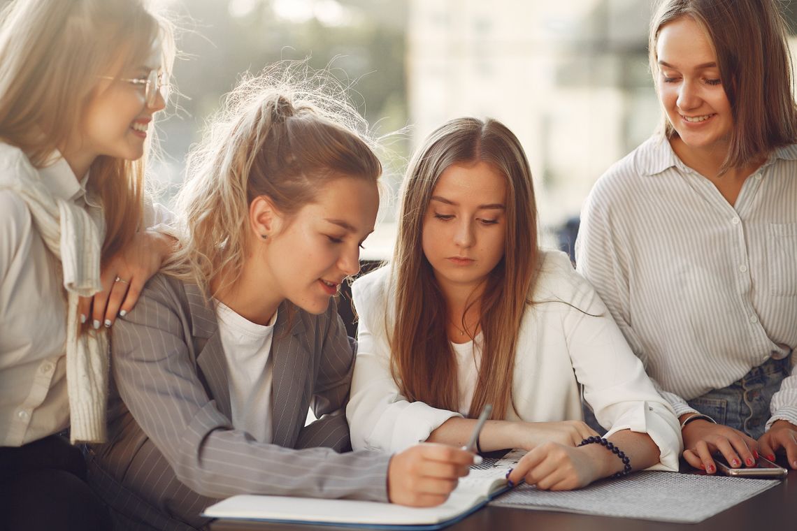 Pedagogika czy psychologia? Który kierunek wybrać? Poradnik dla niezdecydowanych