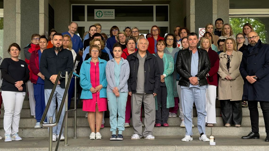 Personel kozielskiego szpitala uczcił pamięć zamordowanego lekarza