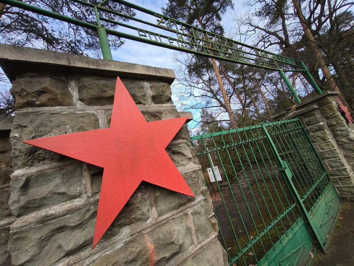 Petycja o usunięcie czerwonych gwiazd z cmentarza w Kędzierzynie. ZDJĘCIA Petycja o usunięcie czerwonych gwiazd z cmentarza w Kędzierzynie. ZDJĘCIA