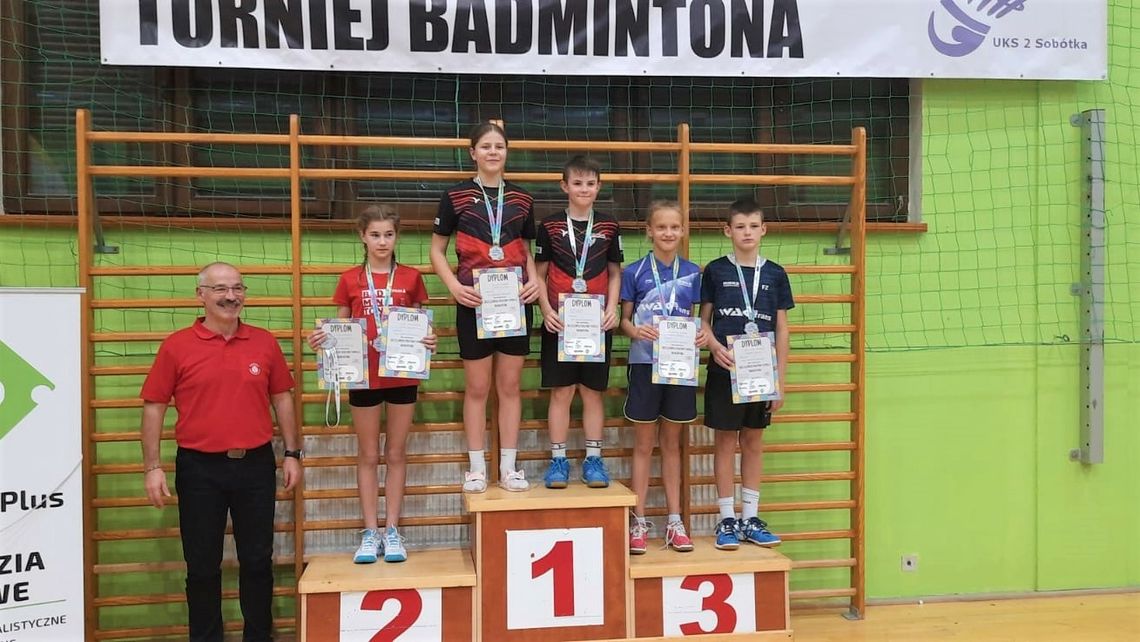 Pięć medali badmintonistów MMKS-u w Sobótce