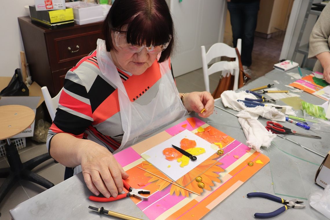 Piękno zaklęte w kolorowych szkiełkach. Warsztaty dla seniorów