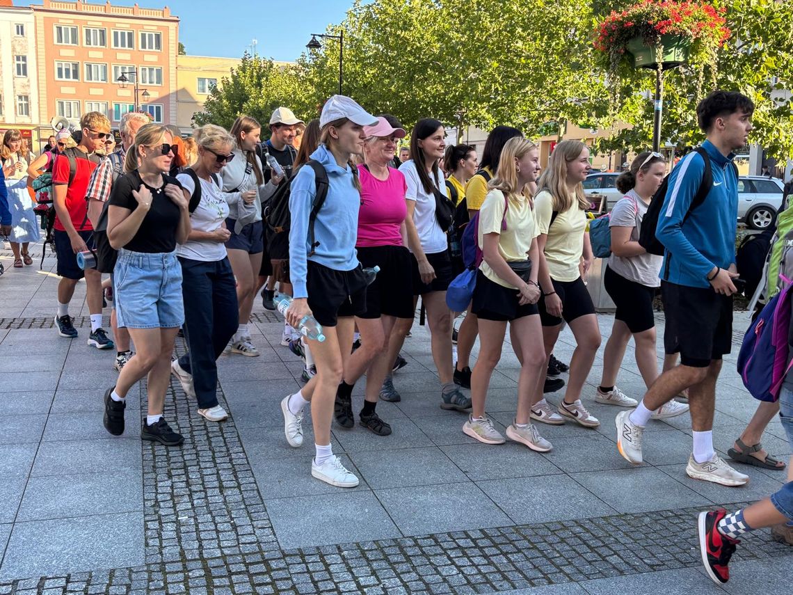 Pielgrzymka z Kędzierzyna-Koźla ze śpiewem na ustach wyruszyła na Jasną Górę. ZDJĘCIA