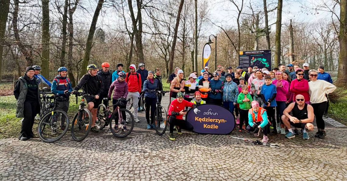 Pierwsze kilometry już za nimi. Pedałują aż miło. ZDJĘCIA