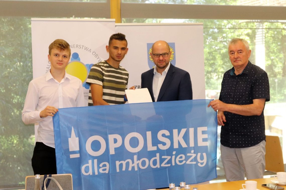 Pierwsze umowy „Opolskie dla młodzieży” podpisane. Jest i akcent dziergowicki