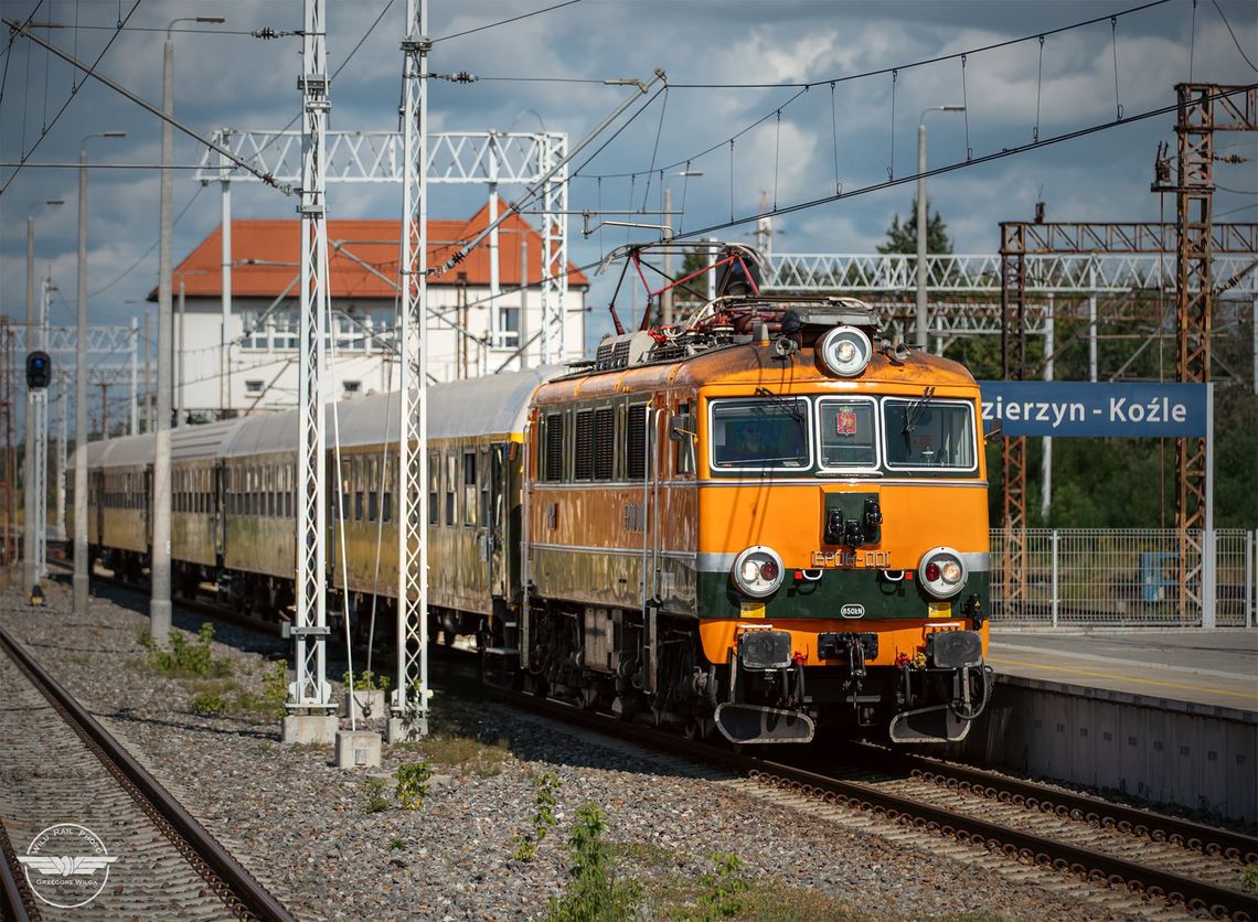 Pierwszy raz w historii „Nieśpieszny” przejechał przez Kędzierzyn-Koźle. Na czele kultowa „Świnka” Pierwszy raz w historii „Nieśpieszny” przejechał przez Kędzierzyn-Koźle. Na czele kultowa „Świnka”