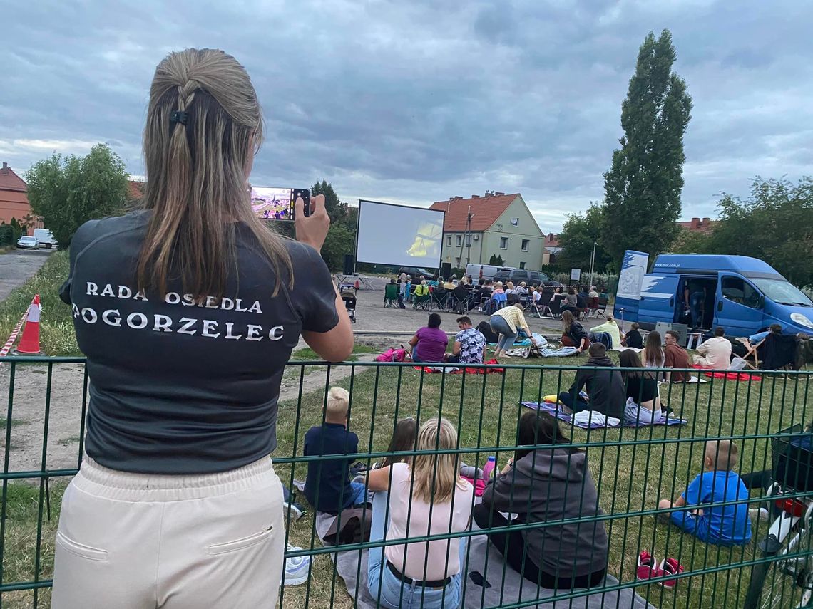 Pierwszy seans kina plenerowego przyciągnął pokaźne grono widzów