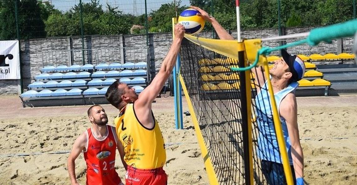 Pierwszy turniej siatkówki plażowej o mistrzostwo miasta. Zdjęcia