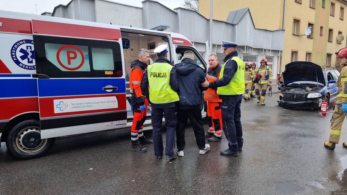 Pijacki rajd ulicą Damrota. Mężczyzna skosił samochodem drzewa i latarnię