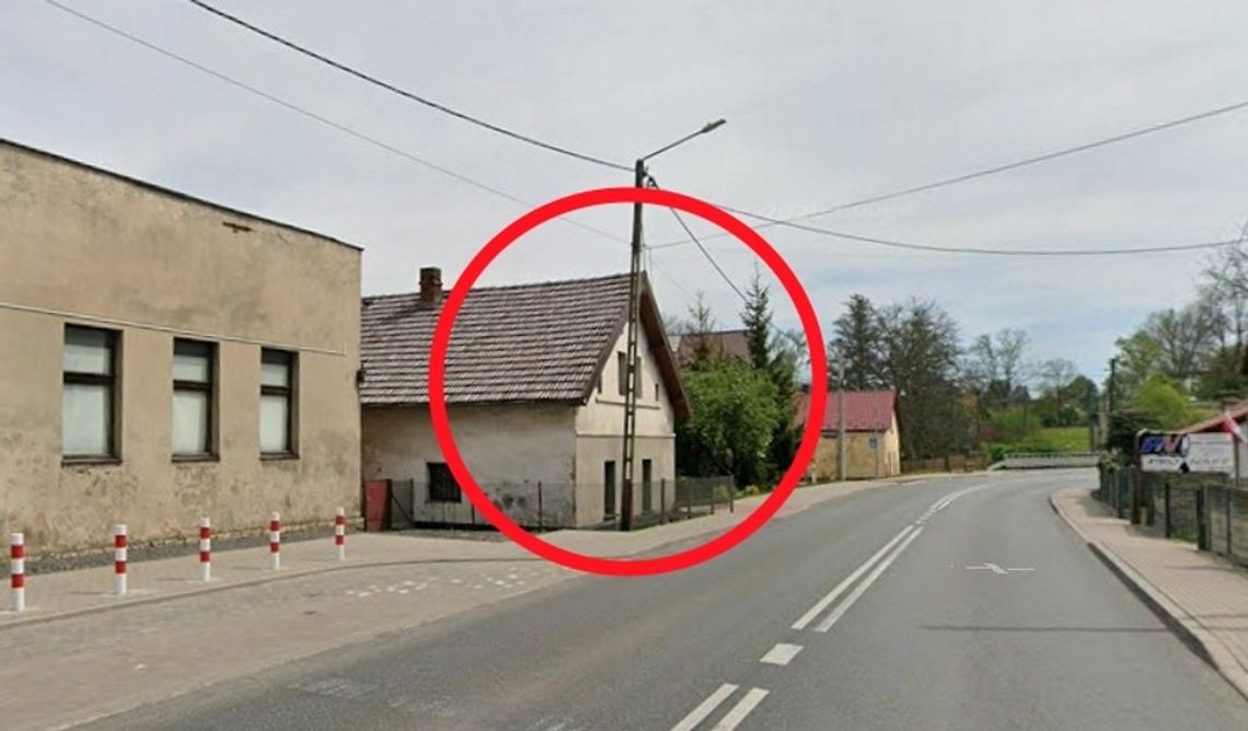 Pijany 20-latek wjechał osobowym volkswagenem w dom w Długomiłowicach