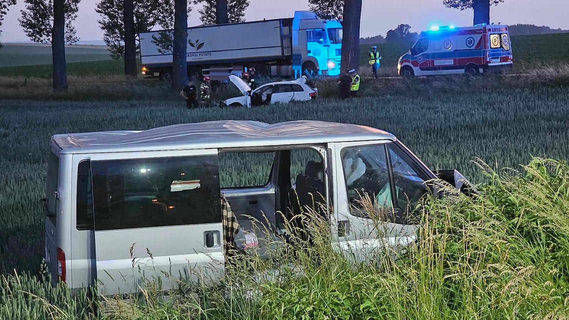 Zderzenie busa z osobówką na skrzyżowaniu DK38 z DW417 Zderzenie busa z osobówką na skrzyżowaniu DK38 z DW417