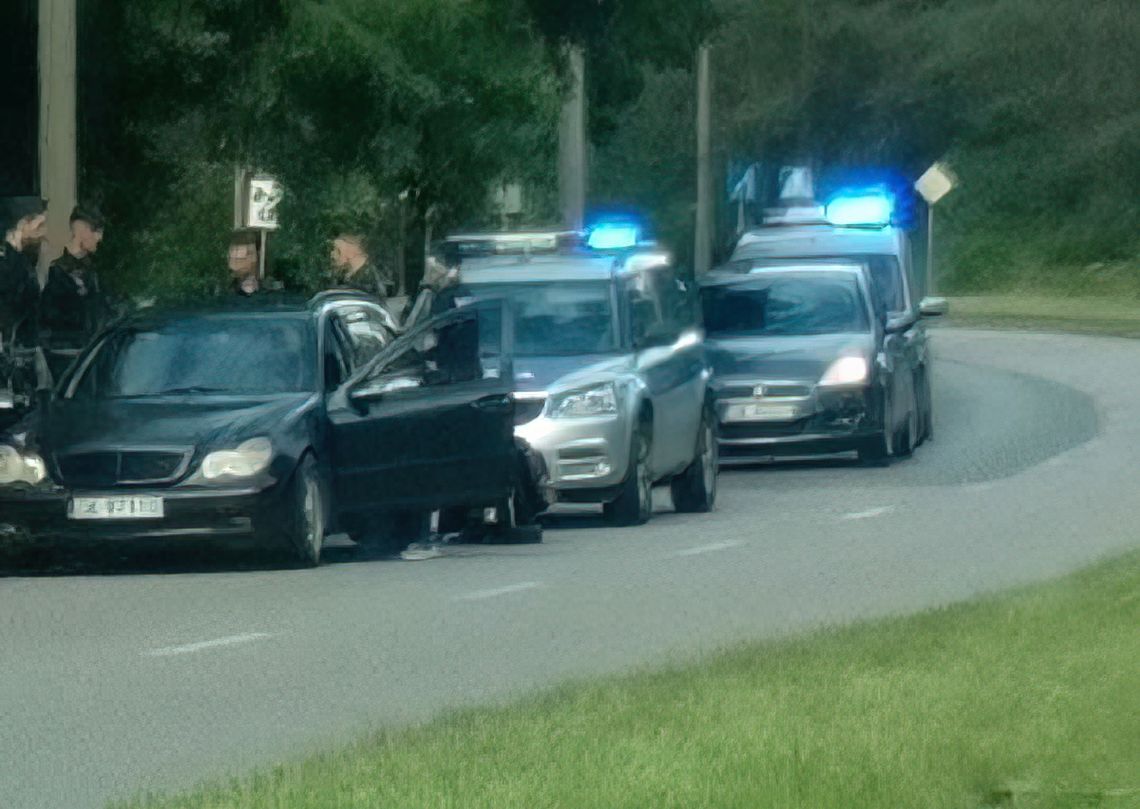 Pijany kierowca mercedesa uderzył w tył busa i uciekł Pijany kierowca mercedesa uderzył w tył busa i uciekł