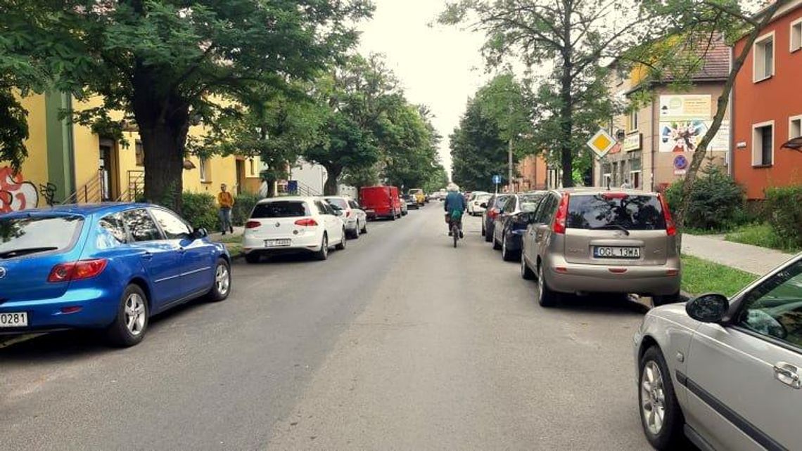 Pijany motorowerzysta został zatrzymany na ul. Powstańców w Kędzierzynie. 25-cio latek jechał szlaczkiem bez kasku