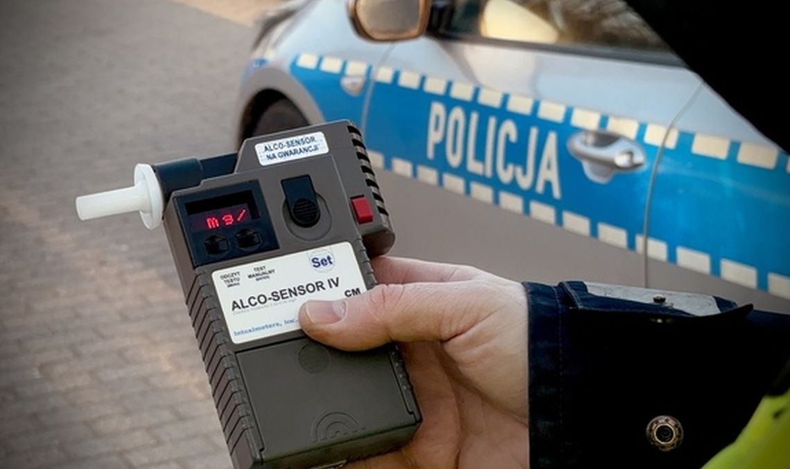 Pił za kierownicą i pędził przez miasto. Tłumaczył, że był spragniony