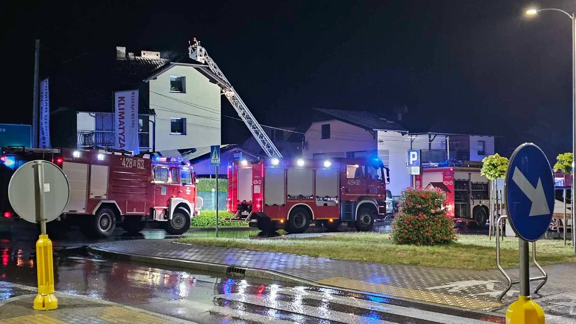 Piorun uderzył w dom. Zapalił się dach. Interweniowali strażacy Piorun uderzył w dom. Zapalił się dach. Interweniowali strażacy