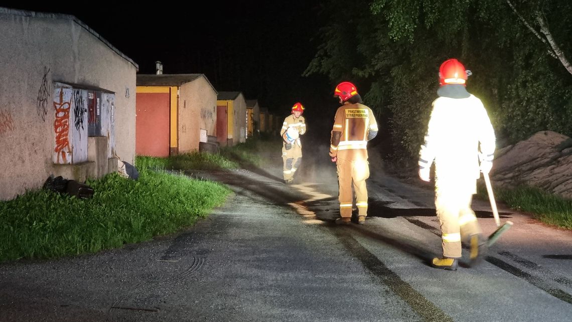 Plama oleju na drodze przy garażach. Interweniowali strażacy