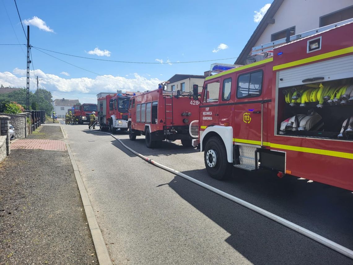 Paliło się poddasze budynku gospodarczego w Komornie. ZDJĘCIA