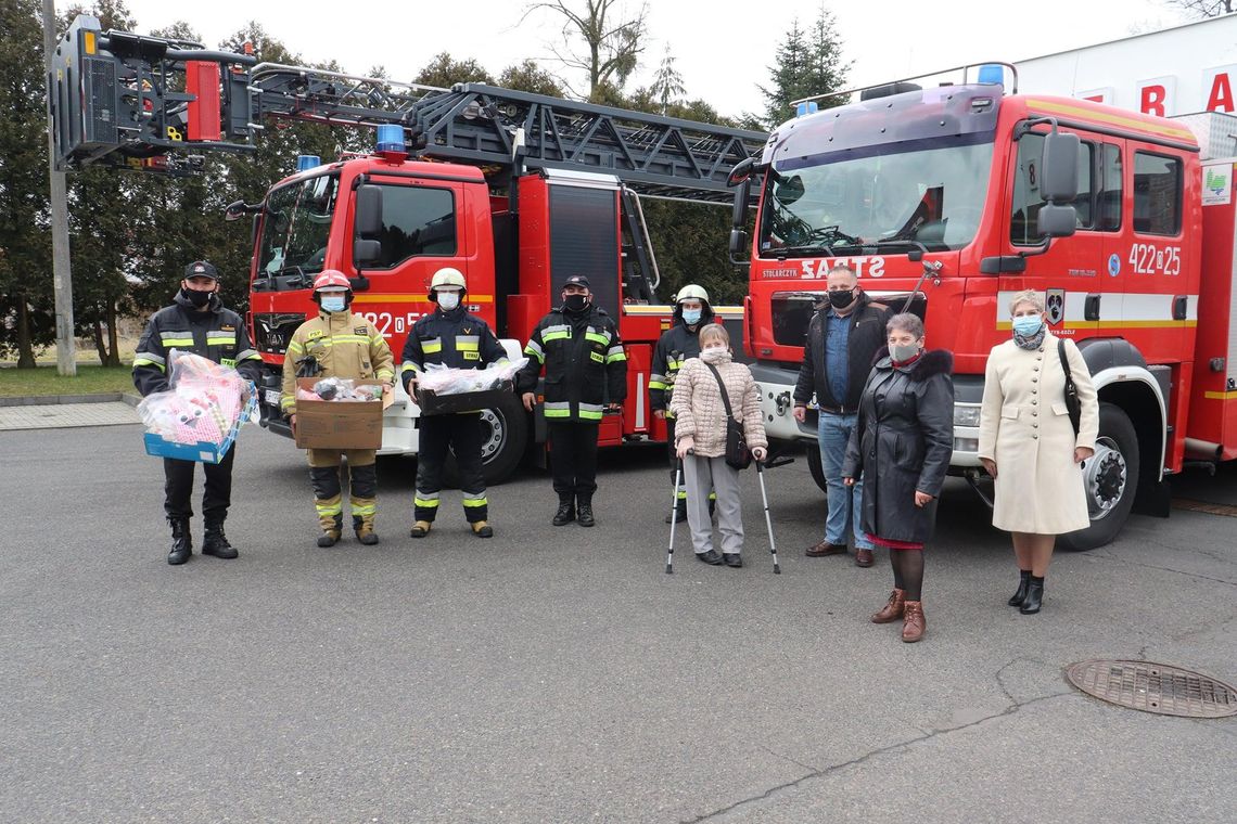 Pluszaki wykonane przez seniorów trafiły do strażaków w Kędzierzynie-Koźlu. Otrzymają je dzieci poszkodowanych w wypadkach