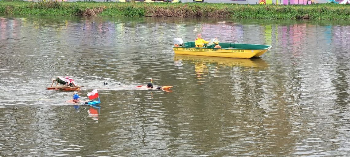 Płynęli w lodowatej Odrze z biało-czerwonym wieńcem
