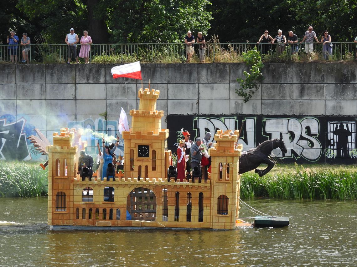 Pływadła 2025 dotarły z wielką pompą do Kędzierzyna-Koźla. Znamy zwycięzkie załogi. ZDJĘCIA