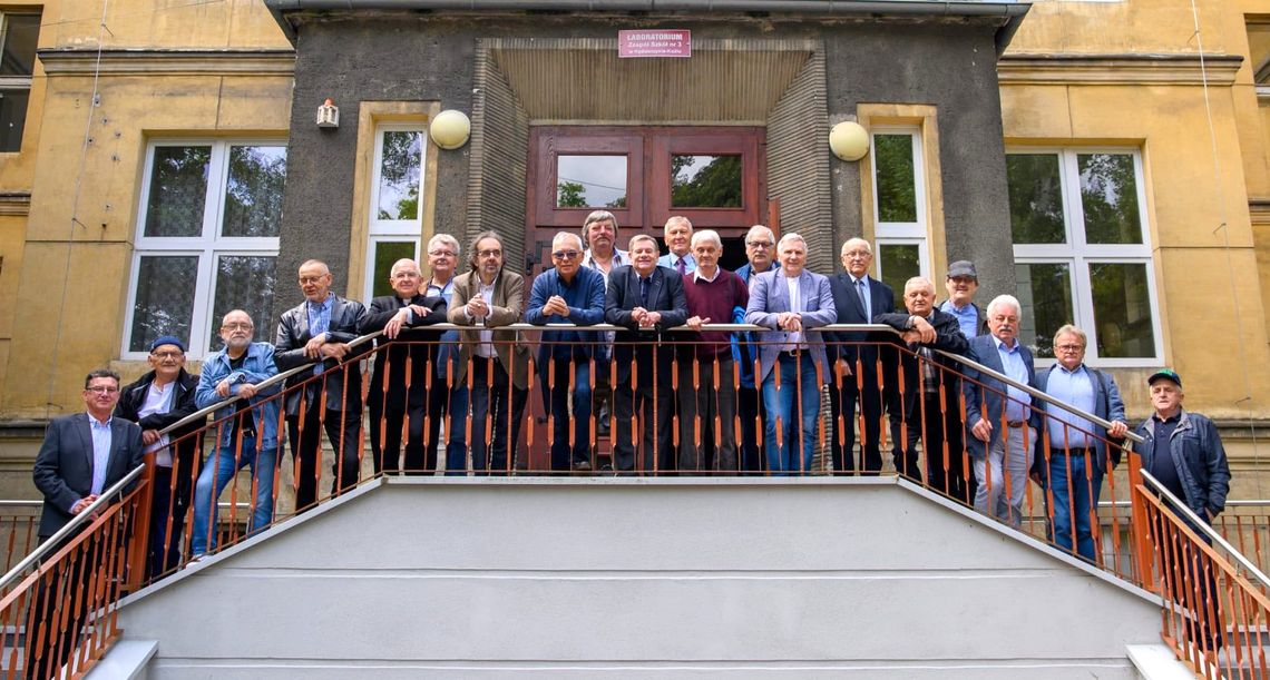 Po latach wrócili w szkolne mury. Wzruszająca wizyta absolwentów rocznika 1975 w Zespole Szkół nr 3