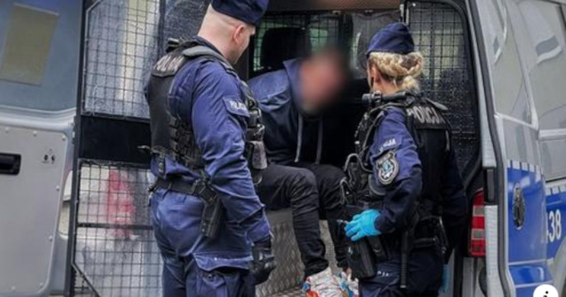 Po pijaku "załatwił się" w holu dworca PKP i wykrzykiwał wulgaryzmy
