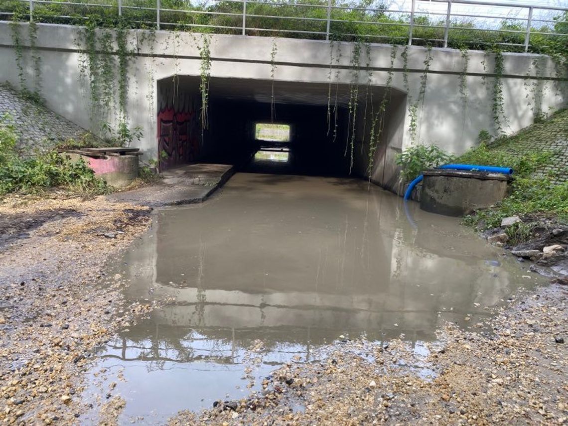 Po ulewach unikaj tego przejścia, chyba, że nosisz kalosze. ZDJĘCIA Po ulewach unikaj tego przejścia, chyba, że nosisz kalosze. ZDJĘCIA