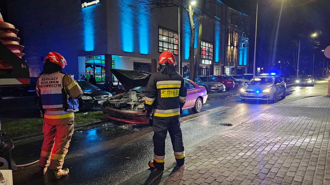 Po zderzeniu z jednego samochodu zaczął ulatniać się gaz