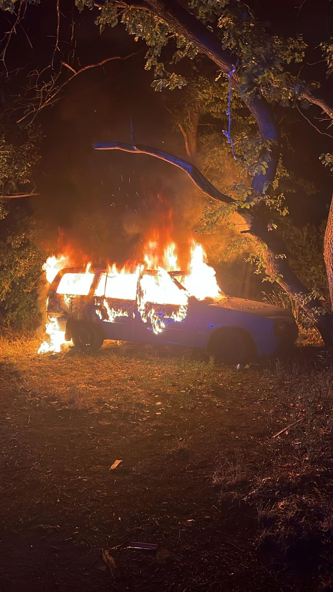 Podpalacz uderzył mimo obecności służb! Samochód spłonął obok akcji gaśniczej hali przy Stalmacha
