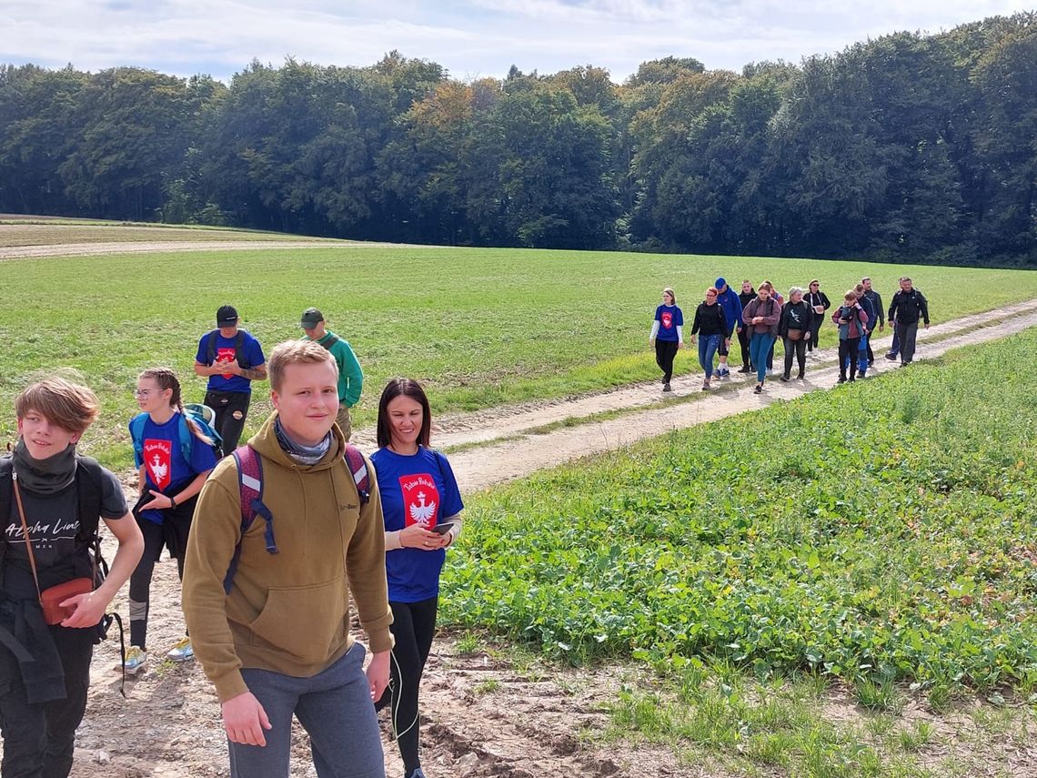 Pokonali 23 kilometry w II Rajdzie Pamięci Powstań Śląskich. ZDJĘCIA