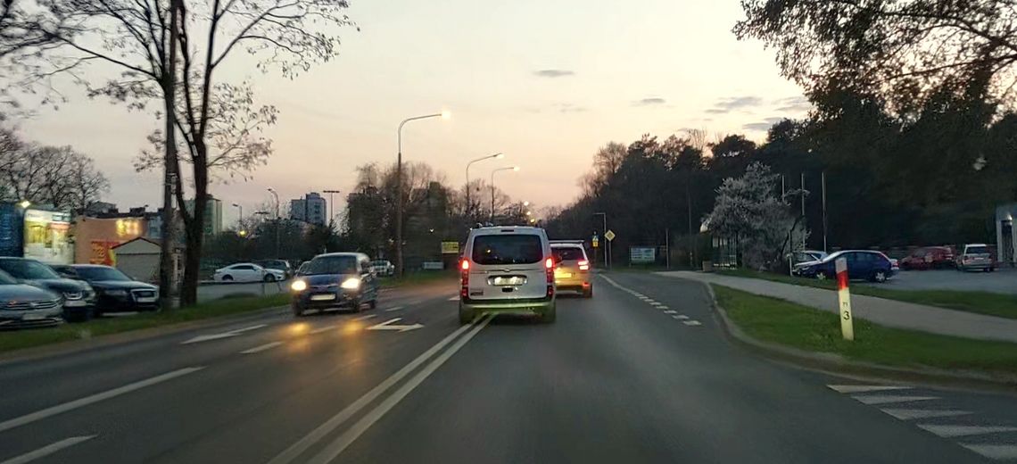 Policja szuka kierowcy mercedesa, który szarżował aleją Jana Pawła II. Grozi mu wysoka kara