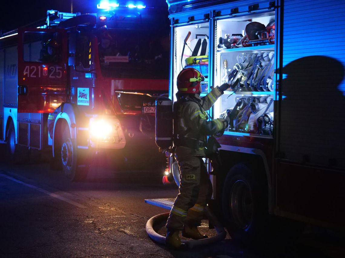Policjanci ewakuowali trzech bezdomnych z pożaru pustostanu
