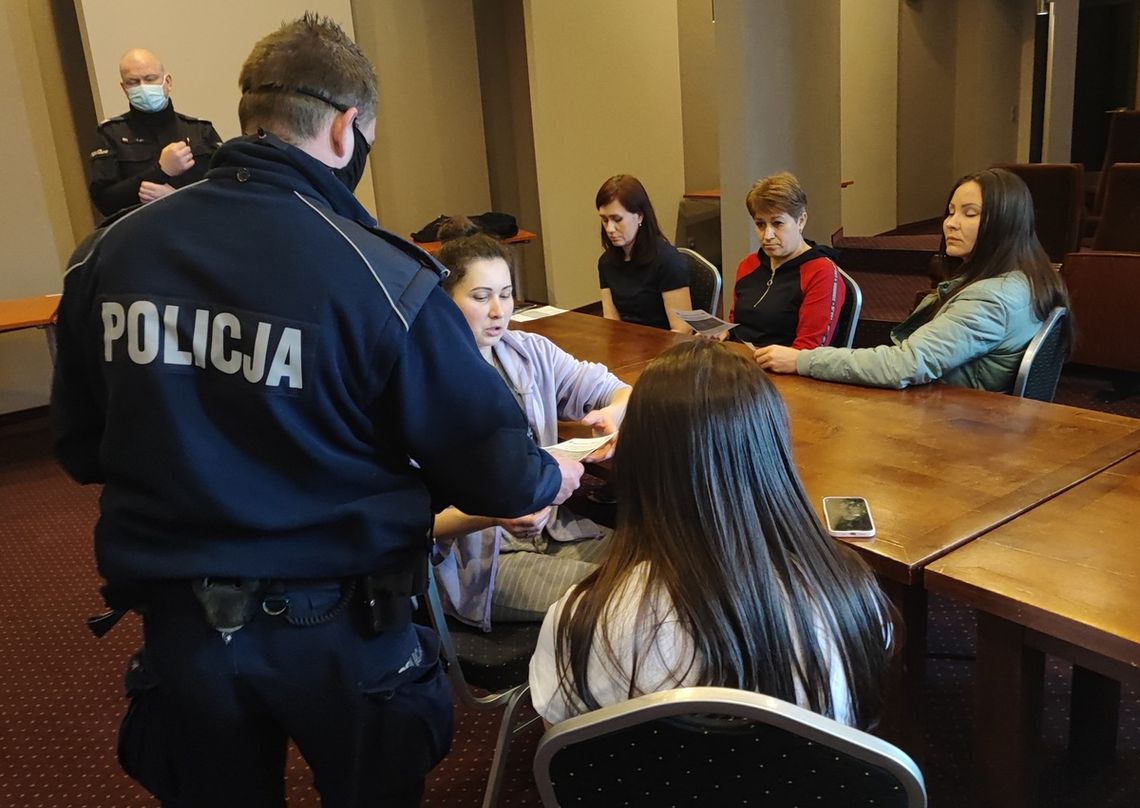 Policjanci informują uchodźców z Ukrainy, jak uzyskać pomoc Policjanci informują uchodźców z Ukrainy, jak uzyskać pomoc