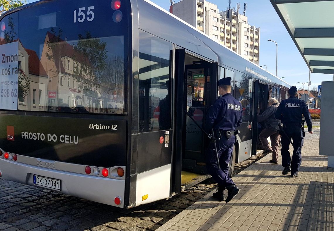 Policjanci kontrolowali autobusy przypominając podróżującym o obowiązujących obostrzeniach i rozdawali maseczki