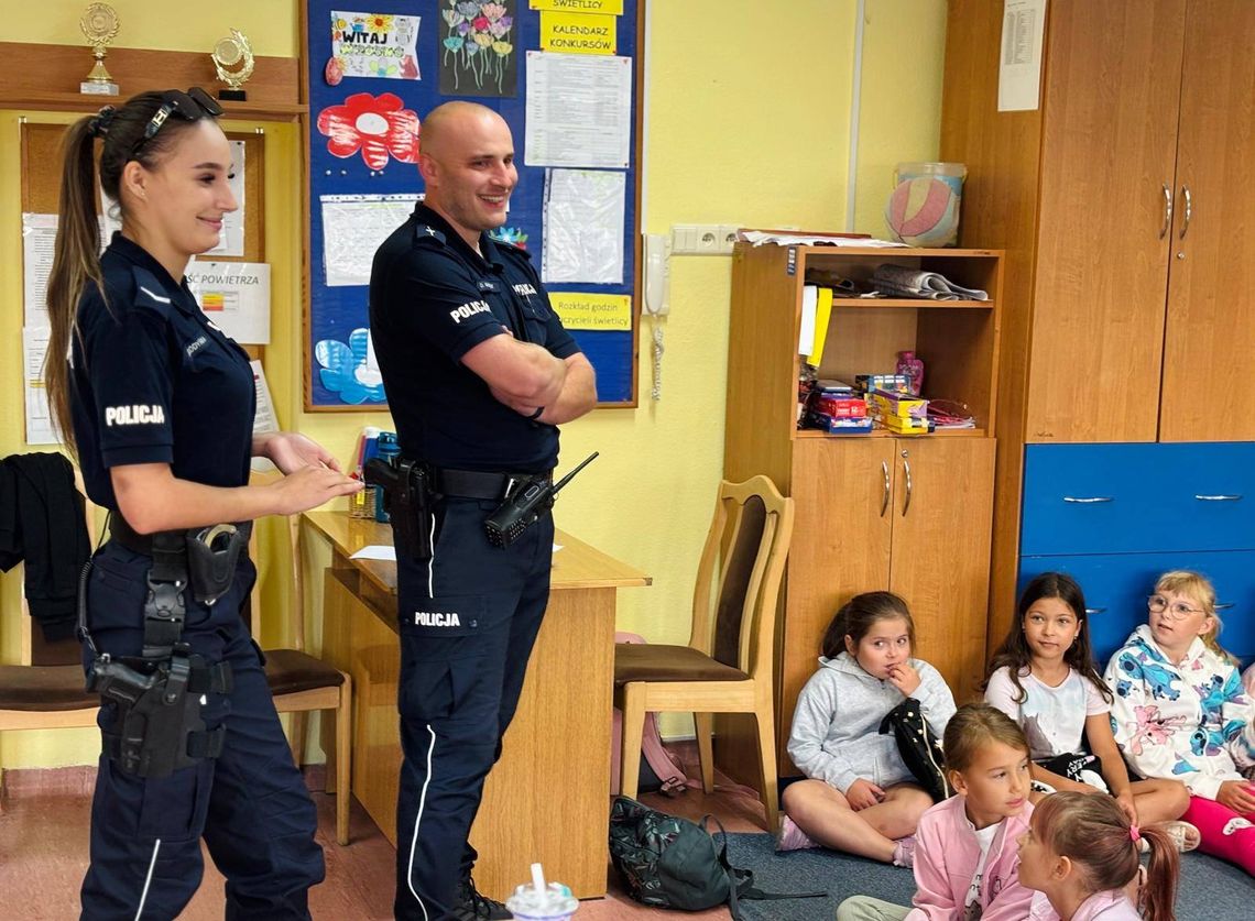 Policjanci odwiedzili półkolonię w kozielskiej PSP nr 12. ZDJĘCIA