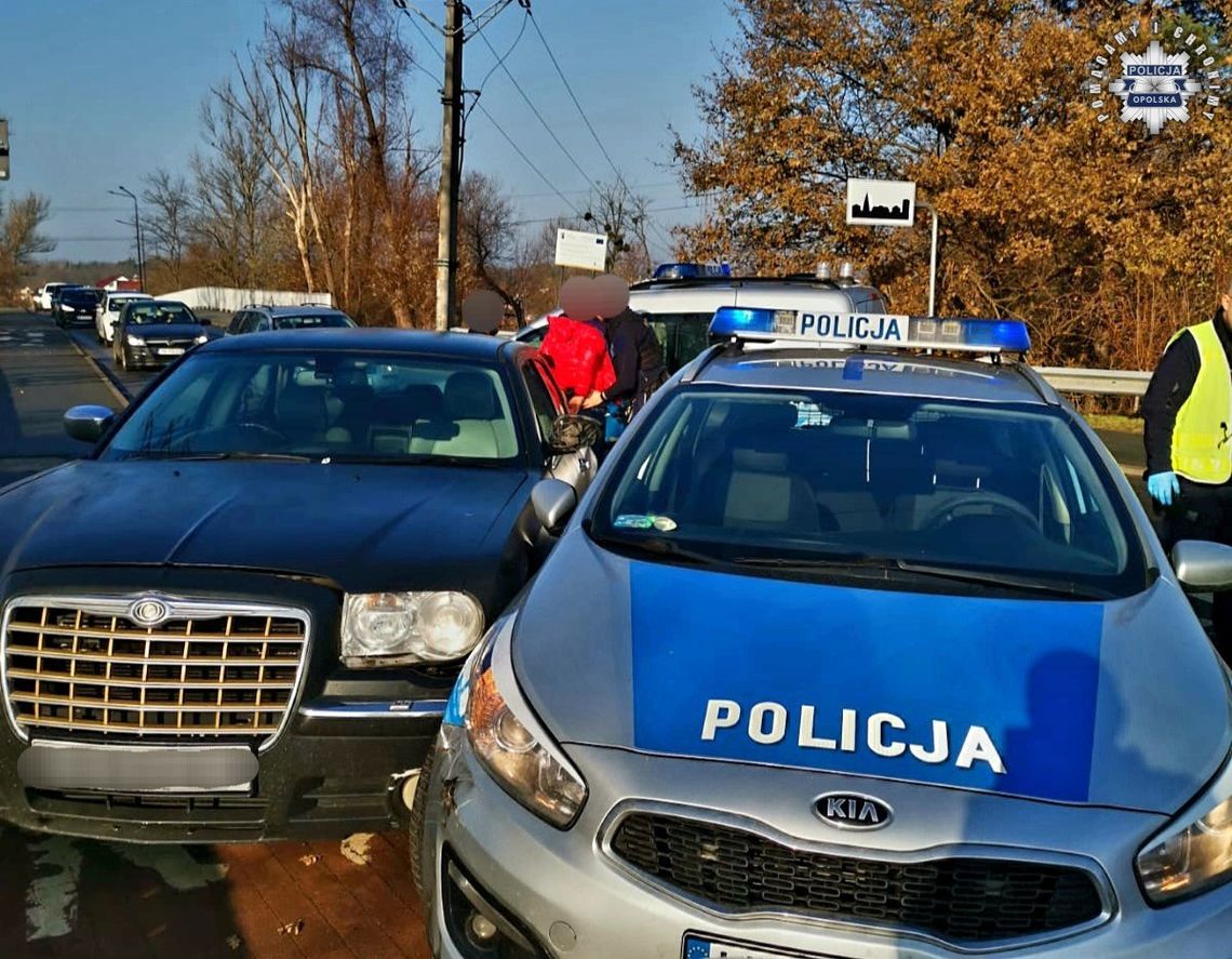 Policjanci po pościgu za Chryslerem trafili do szpitala, uciekinier czeka na zarzuty