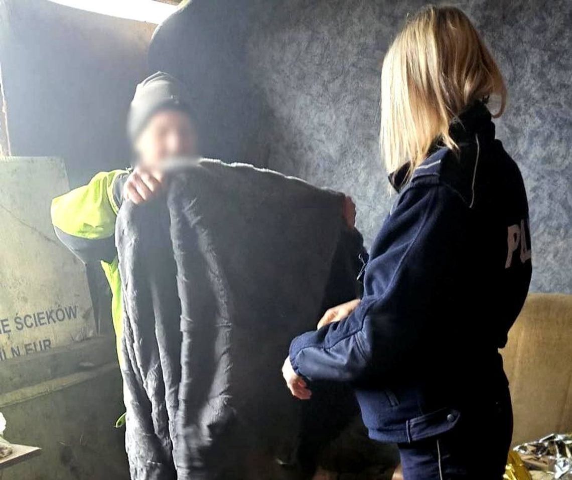 Policjanci pomogli bezdomnemu. Kupili mu ciepły koc i posiłek