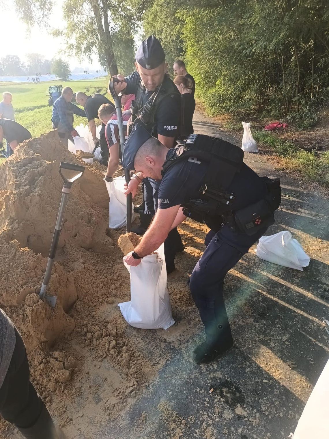 Policjanci przez cały czas byli i są na pierwszej linii frontu walki z żywiołem. ZDJĘCIA