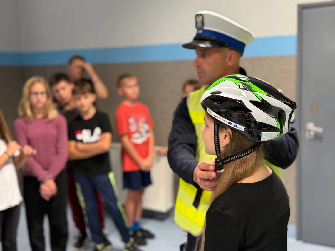 Policjanci rozdawali dzieciom kaski rowerowe. Przypomnieli też o nowych przepisach Policjanci rozdawali dzieciom kaski rowerowe. Przypomnieli też o nowych przepisach