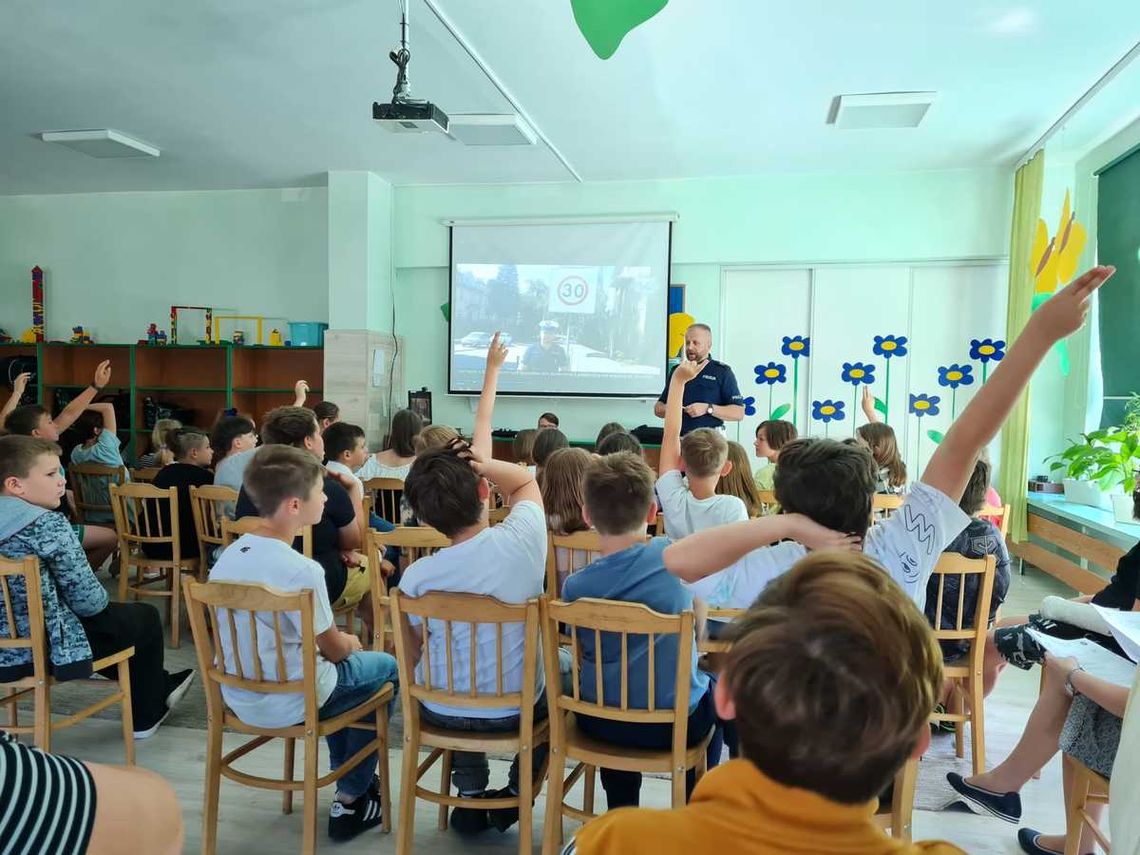 Policjanci rozmawiali z uczniami o bezpieczeństwie rowerzystów Policjanci rozmawiali z uczniami o bezpieczeństwie rowerzystów